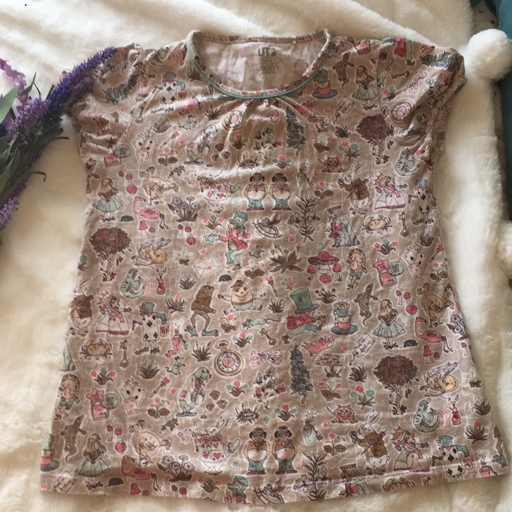 Kid’s Alice in Wonderland graphic tee.